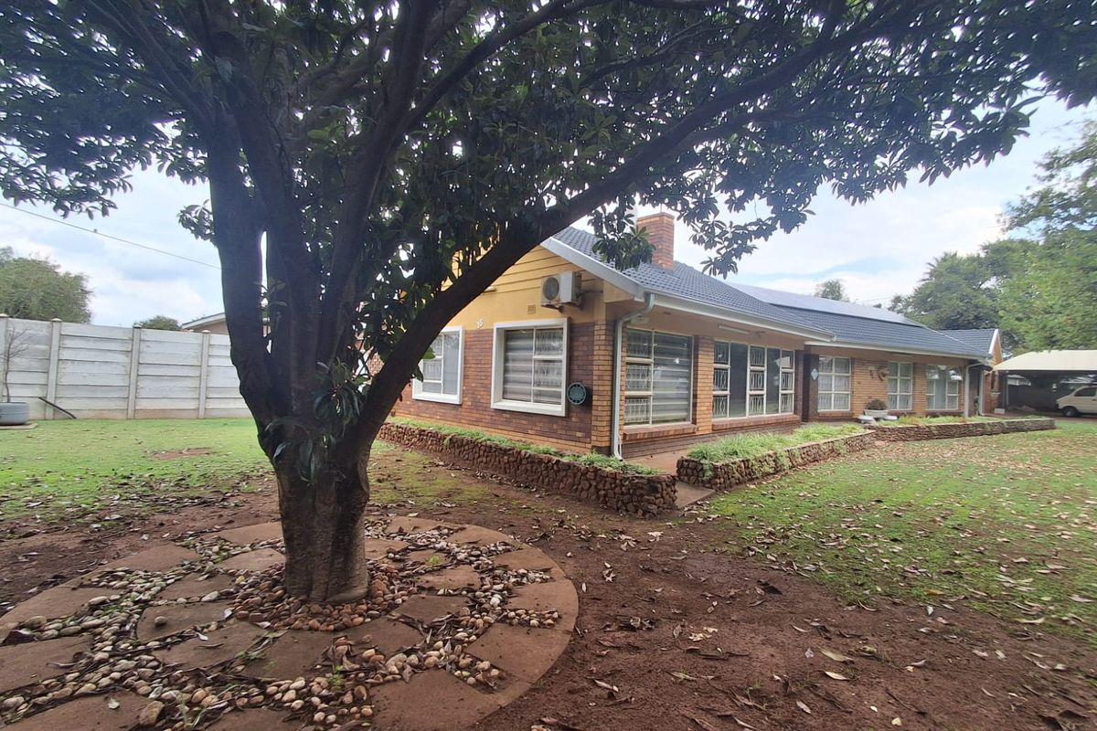 Immaculate and well kept 3 Bedrooms Family home with Potential Granny Flatlet and Domestic Quarters. - Photo 2