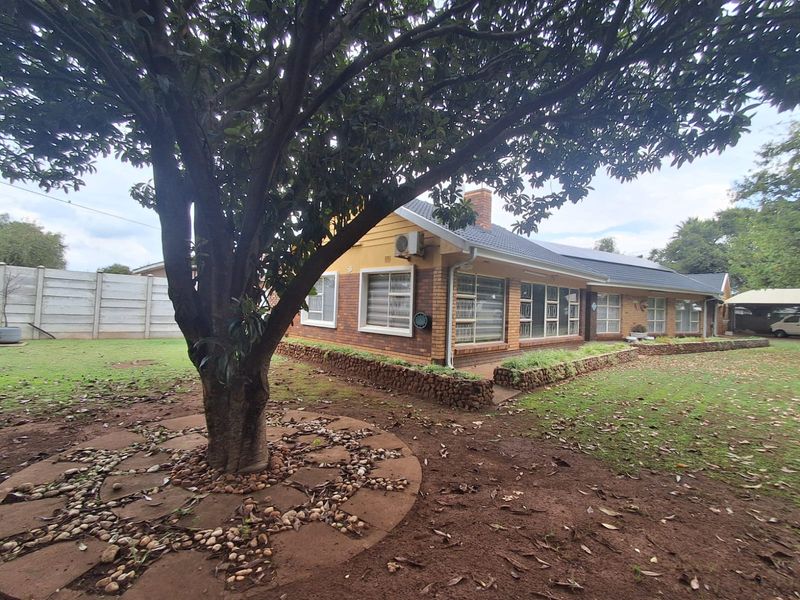 Immaculate and well kept 3 Bedrooms Family home with Potential Granny Flatlet and Domestic Quarters. - Photo 2