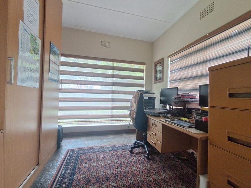 Immaculate and well kept 3 Bedrooms Family home with Potential Granny Flatlet and Domestic Quarters. - Photo 10