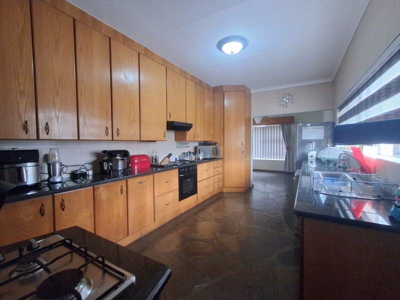 Immaculate and well kept 3 Bedrooms Family home with Potential Granny Flatlet and Domestic Quarters. - Photo 9