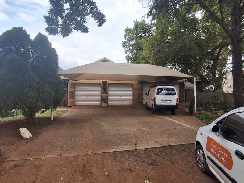 Immaculate and well kept 3 Bedrooms Family home with Potential Granny Flatlet and Domestic Quarters. - Photo 6