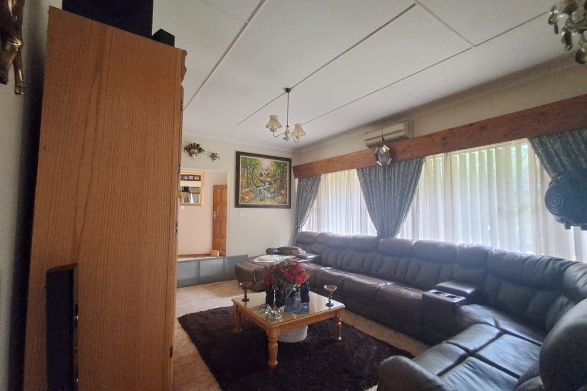 Immaculate and well kept 3 Bedrooms Family home with Potential Granny Flatlet and Domestic Quarters. - Photo 5