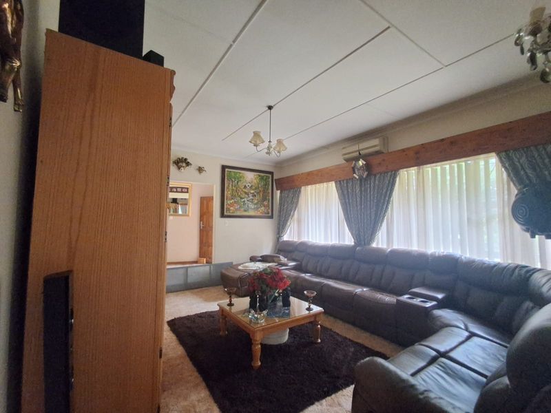 Immaculate and well kept 3 Bedrooms Family home with Potential Granny Flatlet and Domestic Quarters. - Photo 5