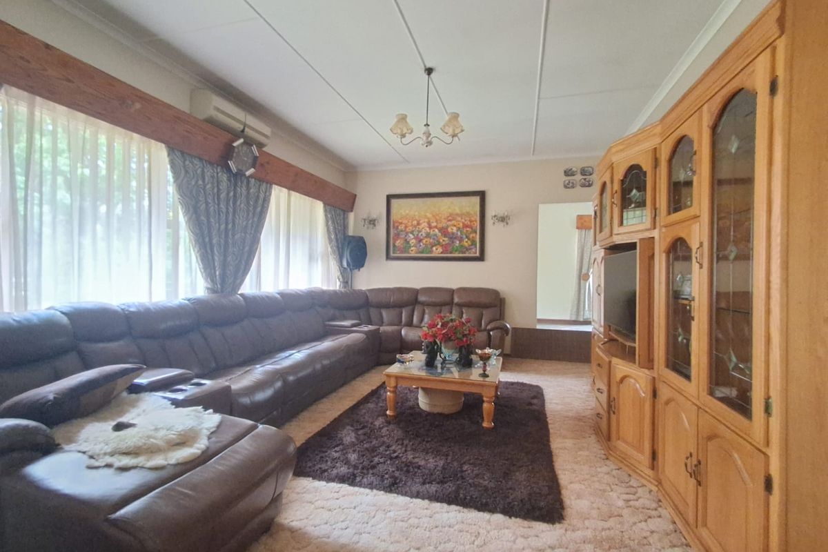 Immaculate and well kept 3 Bedrooms Family home with Potential Granny Flatlet and Domestic Quarters. - Photo 4