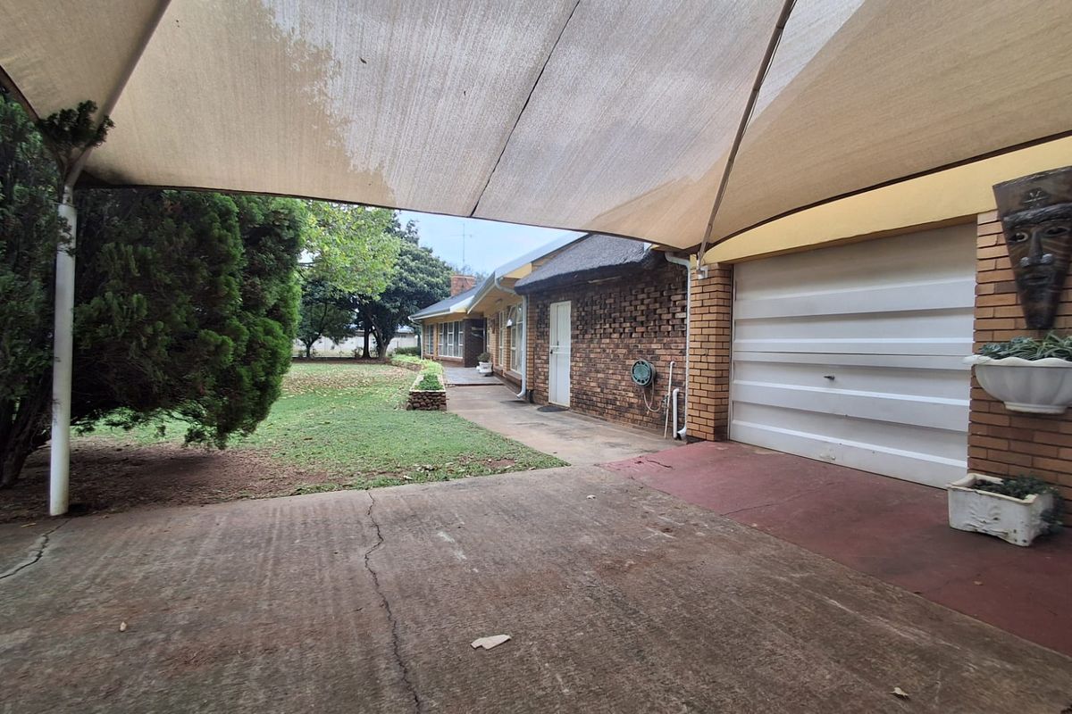 Immaculate and well kept 3 Bedrooms Family home with Potential Granny Flatlet and Domestic Quarters. - Photo 3