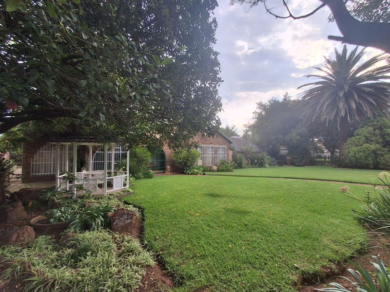 The perfect home and suburb for raising a family and creating memories. - Photo 2