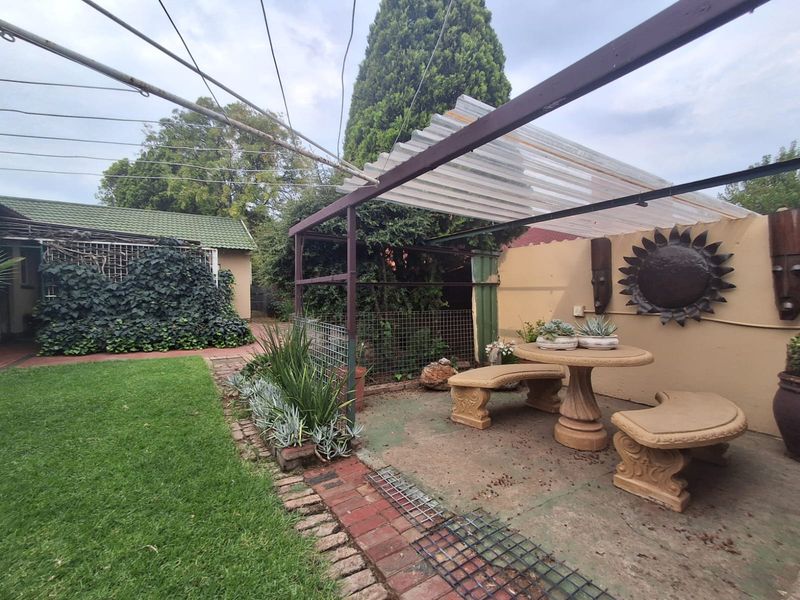 The perfect home and suburb for raising a family and creating memories. - Photo 6