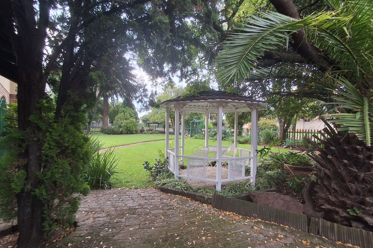 The perfect home and suburb for raising a family and creating memories. - Photo 3