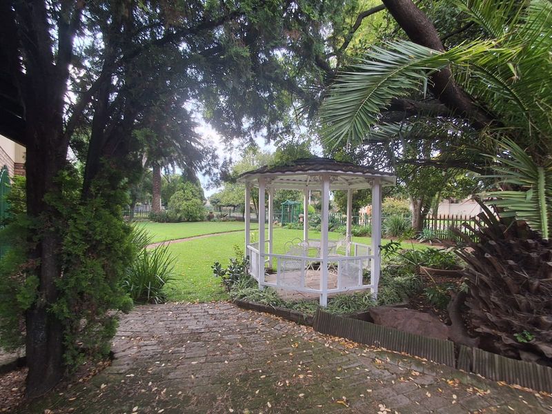 The perfect home and suburb for raising a family and creating memories. - Photo 3