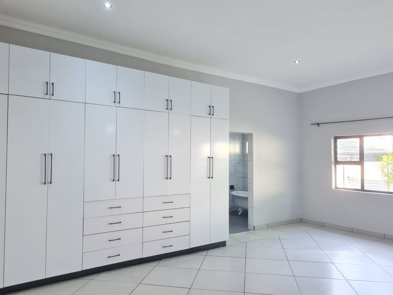 Newly renovated 4 Bedroom house in Meerensee - Photo 9