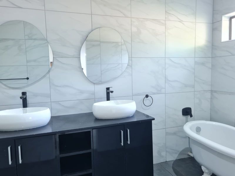 Newly renovated 4 Bedroom house in Meerensee - Photo 7