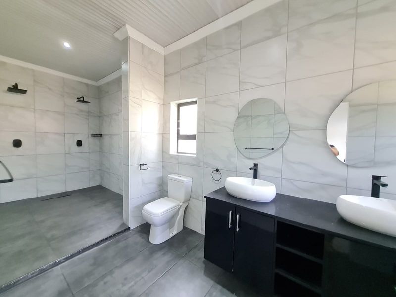 Newly renovated 4 Bedroom house in Meerensee - Photo 6