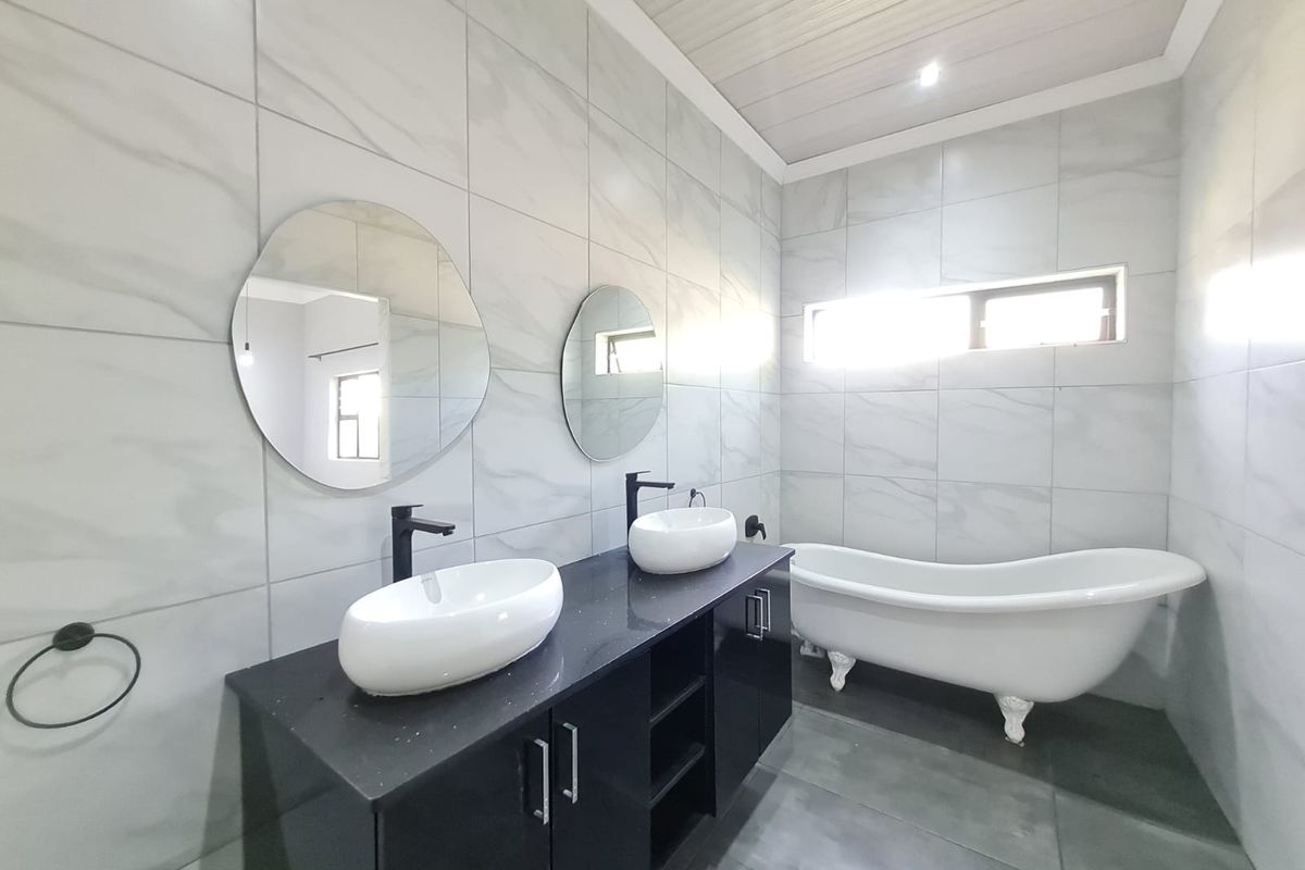 Newly renovated 4 Bedroom house in Meerensee - Photo 2