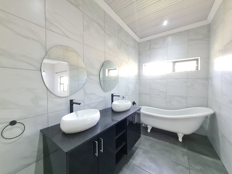 Newly renovated 4 Bedroom house in Meerensee - Photo 2