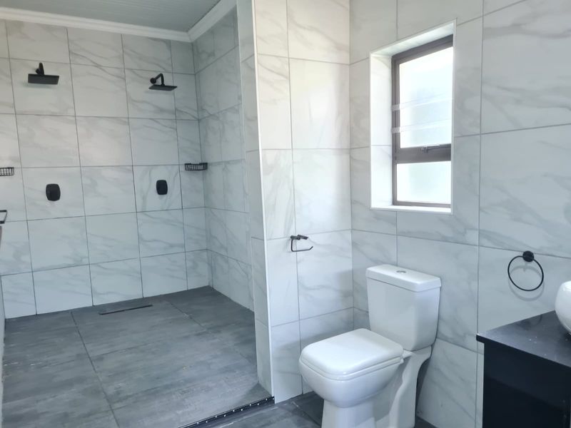 Newly renovated 4 Bedroom house in Meerensee - Photo 8