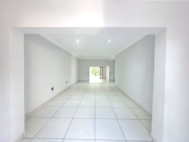 Newly renovated 4 Bedroom house in Meerensee - Photo 4