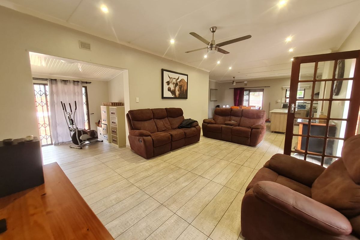 3 Bedroom house with flatlet in Meerensee - Photo 5