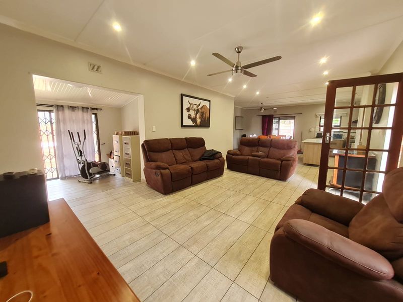 3 Bedroom house with flatlet in Meerensee - Photo 5