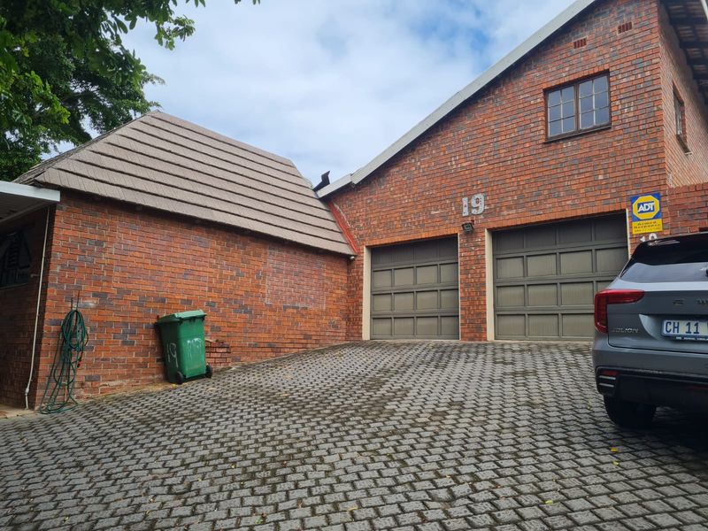 3 Bedroom house with flatlet in Meerensee - Photo 9