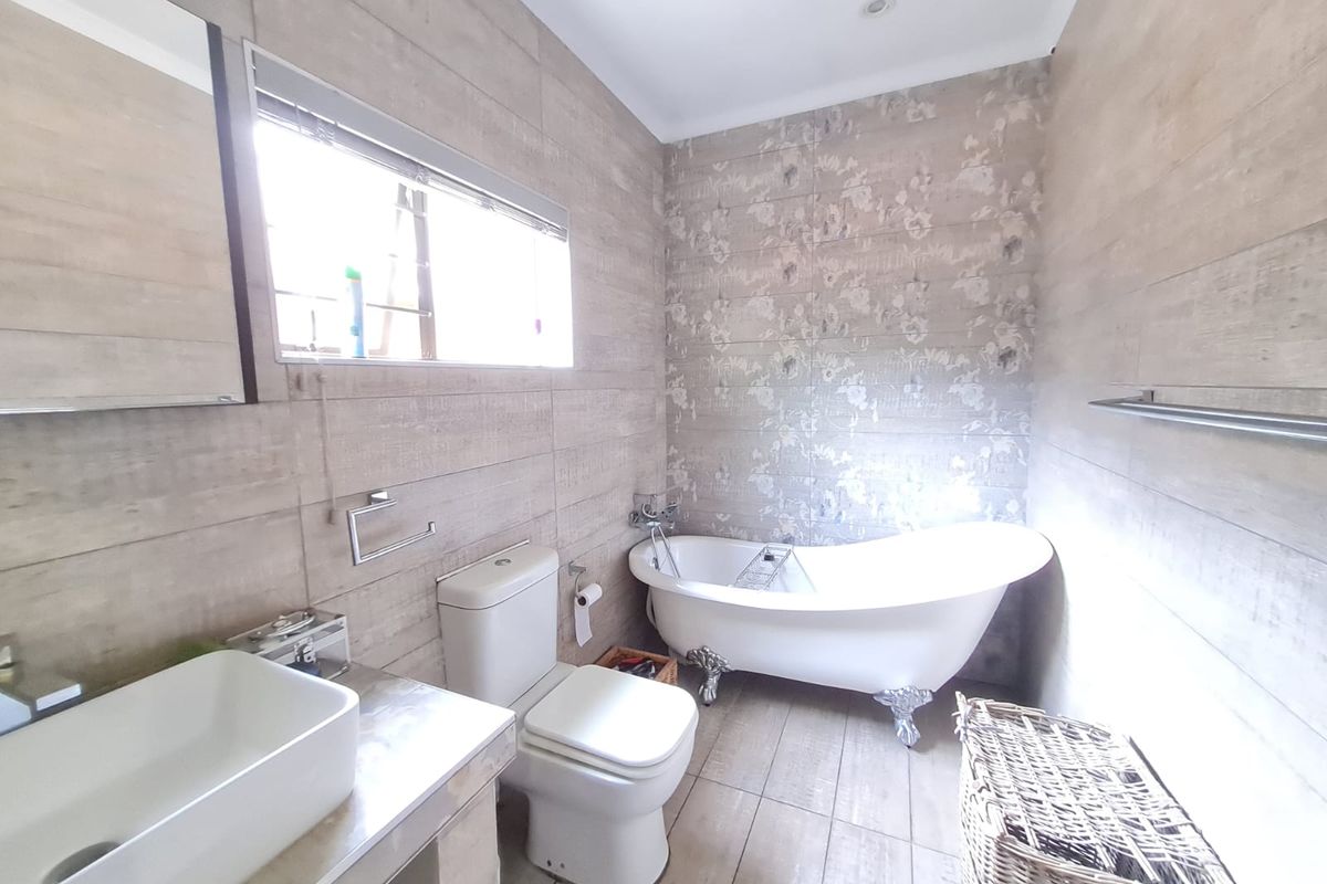 3 Bedroom house with flatlet in Meerensee - Photo 2