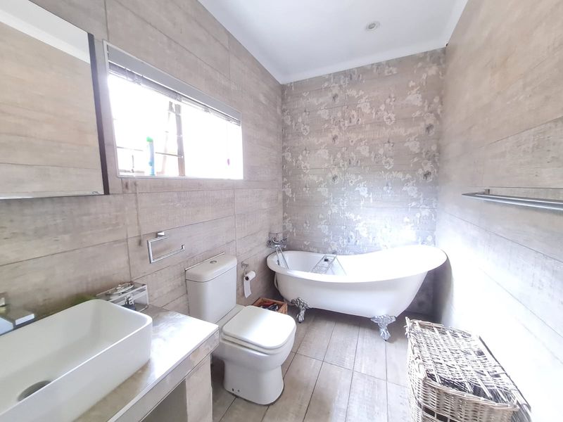 3 Bedroom house with flatlet in Meerensee - Photo 2