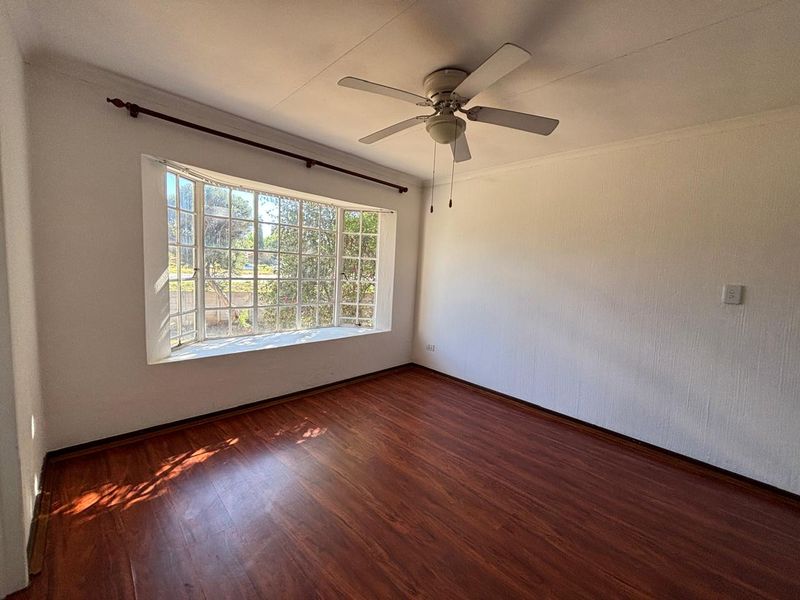 Charming 1-Bedroom Duplex Apartment in Secure Complex - Photo 8