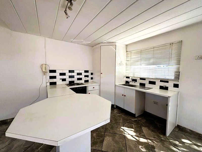 Charming 1-Bedroom Duplex Apartment in Secure Complex - Photo 3