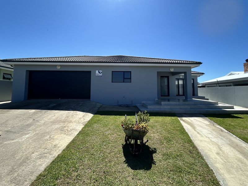 Modern Family home for sale in Fountains Estate - Photo 2