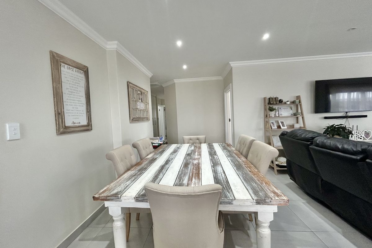 Modern Family home for sale in Fountains Estate - Photo 5