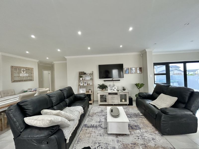 Modern Family home for sale in Fountains Estate - Photo 9