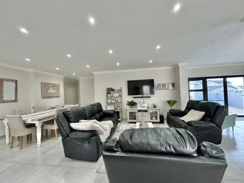Modern Family home for sale in Fountains Estate - Photo 8