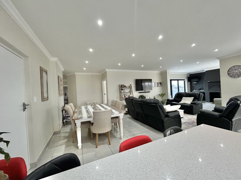 Modern Family home for sale in Fountains Estate - Photo 7