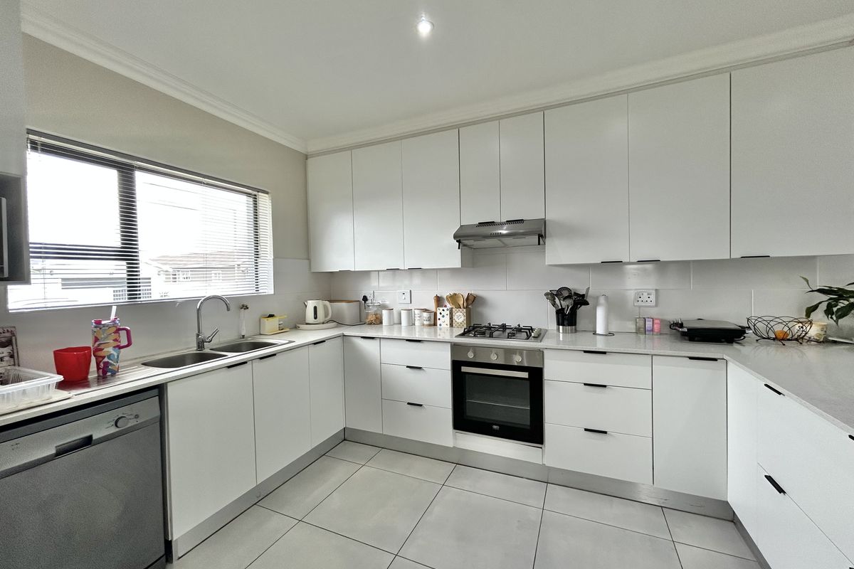 Modern Family home for sale in Fountains Estate - Photo 4