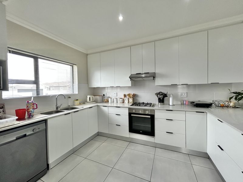 Modern Family home for sale in Fountains Estate - Photo 4