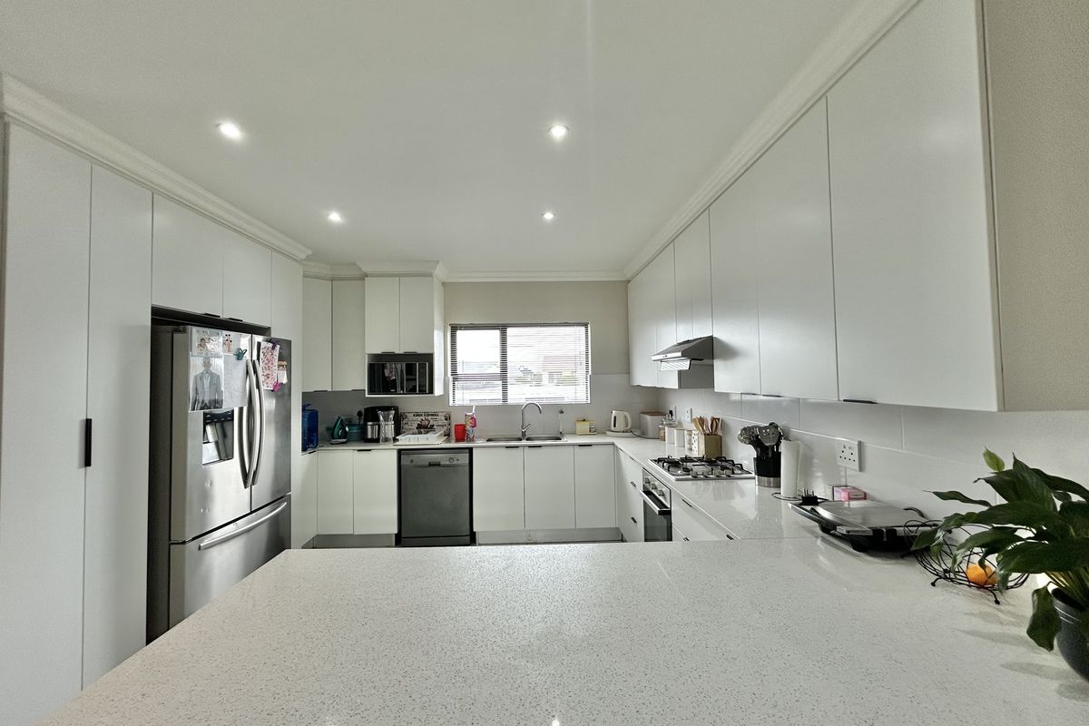 Modern Family home for sale in Fountains Estate - Photo 3
