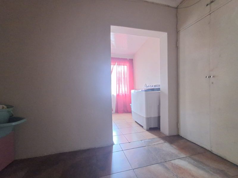 4 and Half Bedroom Family home in Sonland Park. - Photo 9