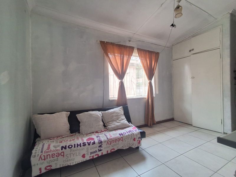 4 and Half Bedroom Family home in Sonland Park. - Photo 10