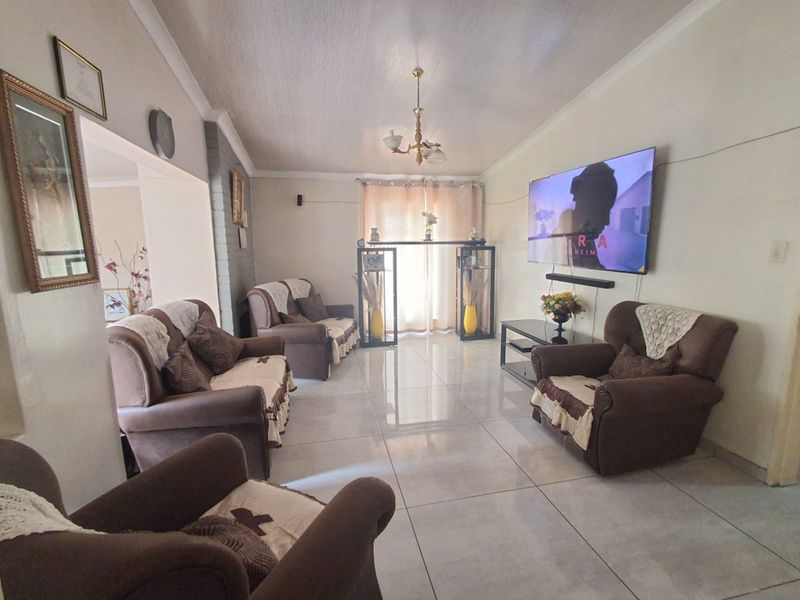 4 and Half Bedroom Family home in Sonland Park. - Photo 7