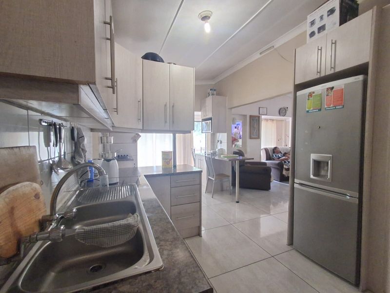 4 and Half Bedroom Family home in Sonland Park. - Photo 6