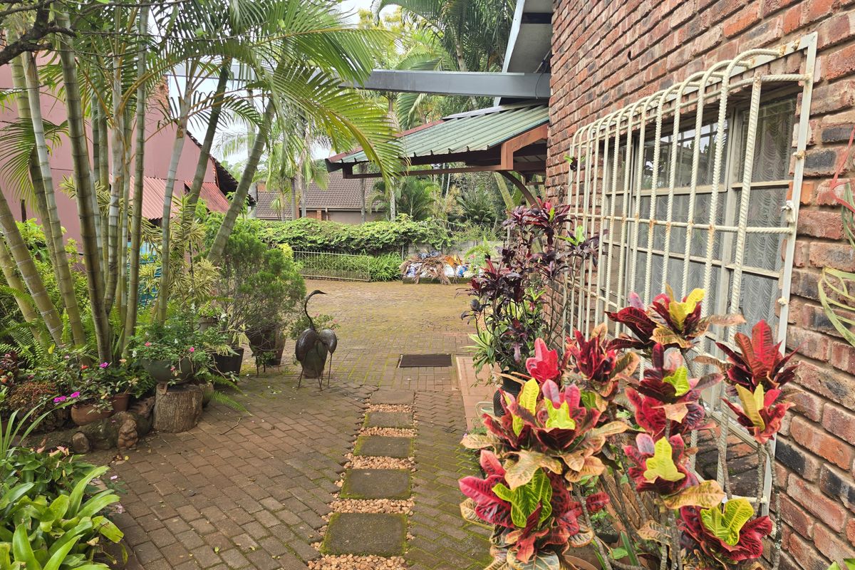 Spacious 3-Bedroom Family Home with 3-Bedroom Flatlet – Ideal for Family Living and Extra Income - Photo 5