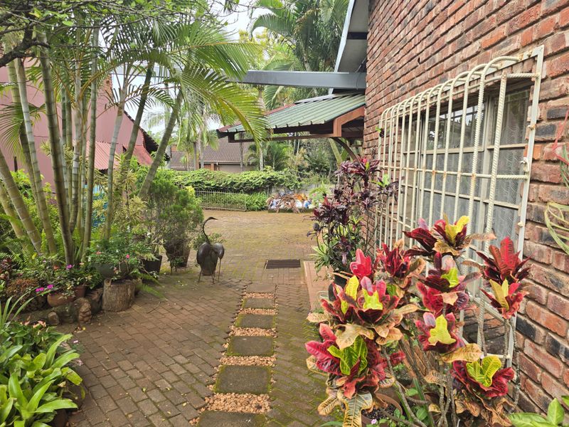 Spacious 3-Bedroom Family Home with 3-Bedroom Flatlet – Ideal for Family Living and Extra Income - Photo 5