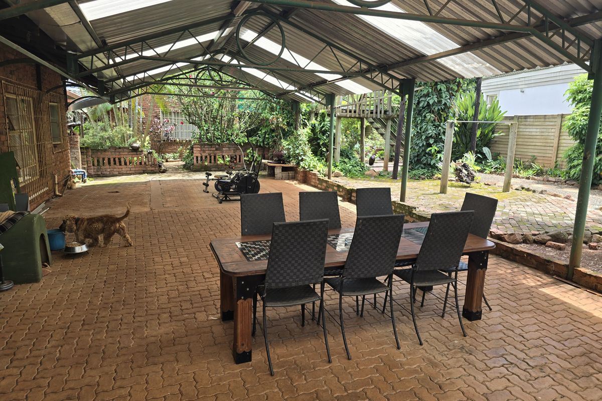 Spacious 3-Bedroom Family Home with 3-Bedroom Flatlet – Ideal for Family Living and Extra Income - Photo 3