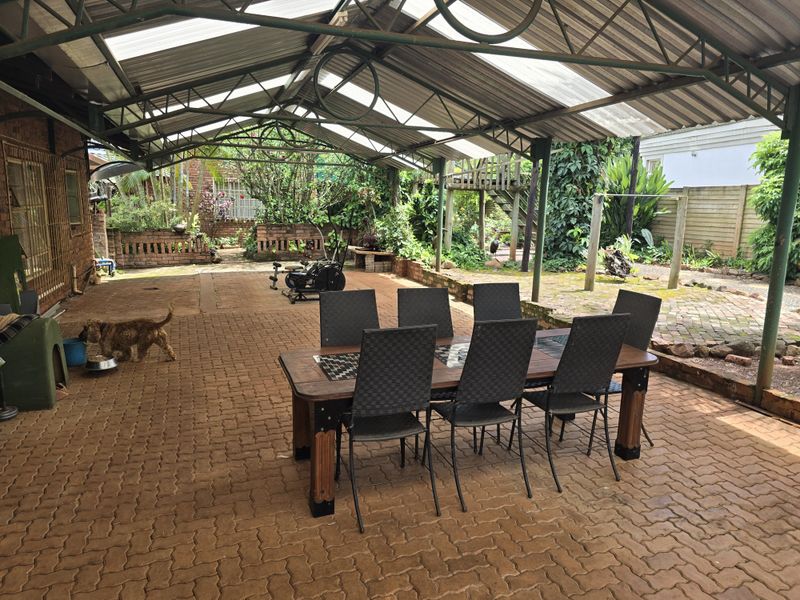 Spacious 3-Bedroom Family Home with 3-Bedroom Flatlet – Ideal for Family Living and Extra Income - Photo 3