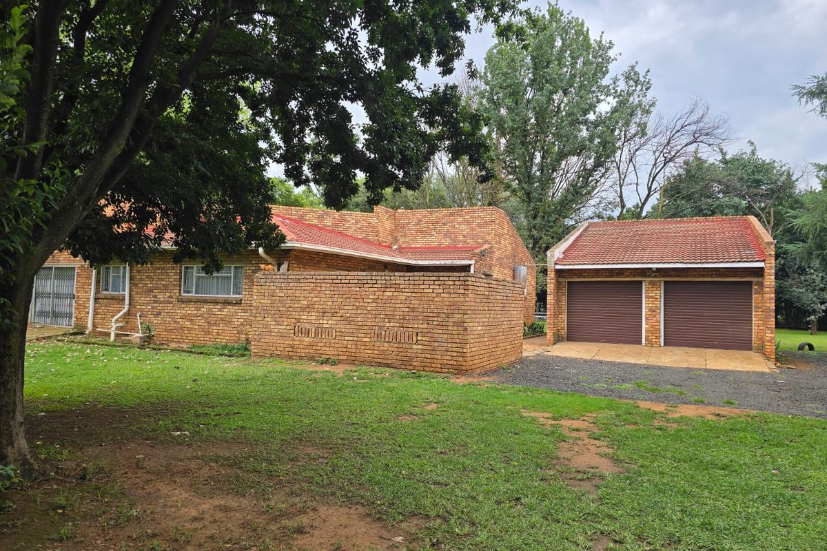 Farm Living with Dual Homes – Space, Flexibility & Investment Potential. - Photo 3