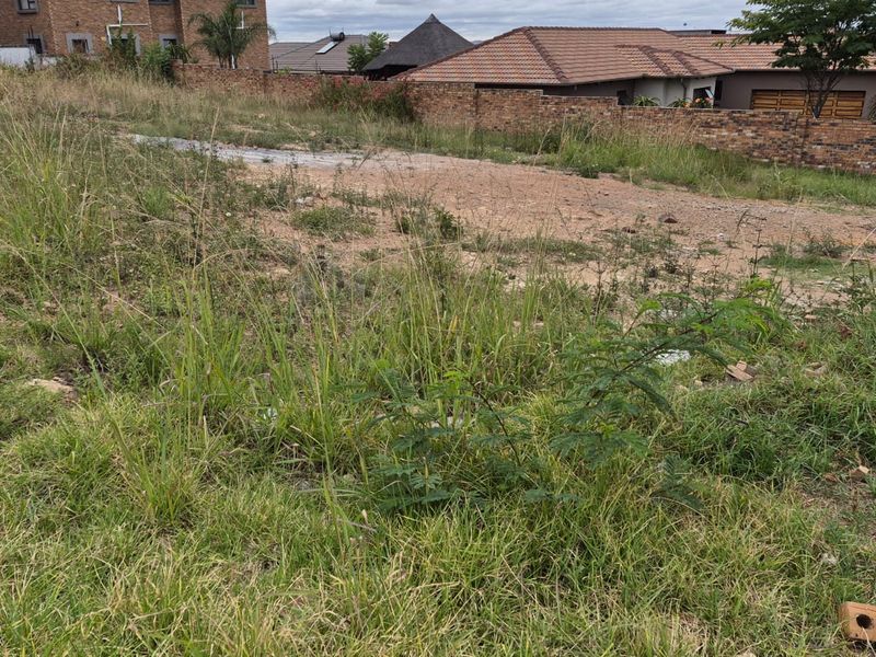 Vacant stand in model park secure estate - Photo 2