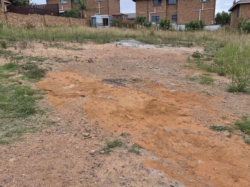 Vacant stand in model park secure estate - Photo 3