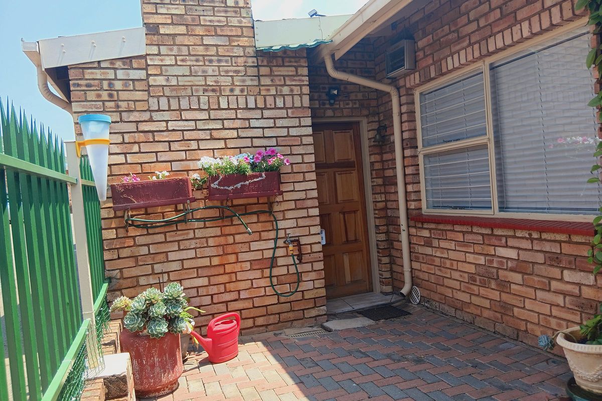 Comfortable 3 Bedroom Townhouse in a Well-Kept Complex - Photo 2