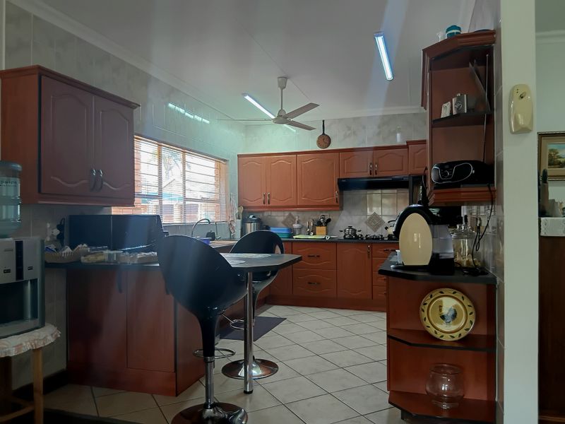 Comfortable 3 Bedroom Townhouse in a Well-Kept Complex - Photo 9