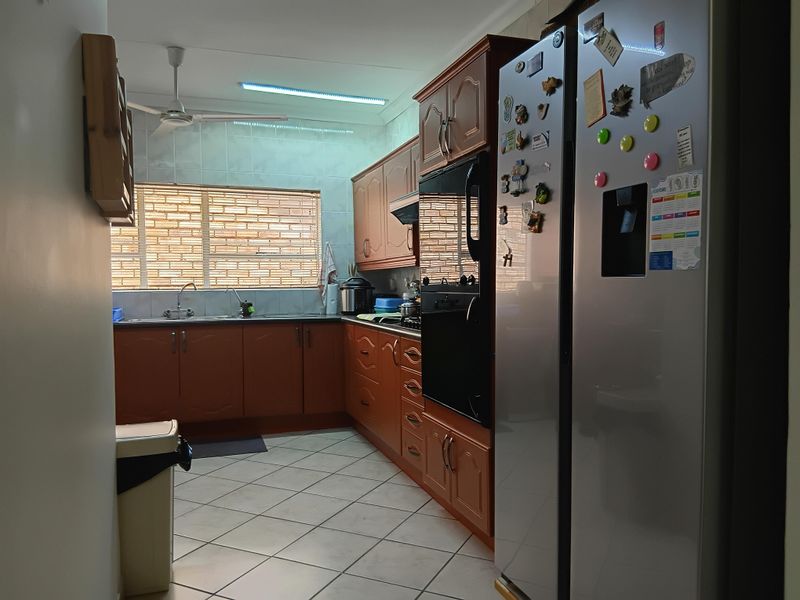 Comfortable 3 Bedroom Townhouse in a Well-Kept Complex - Photo 8