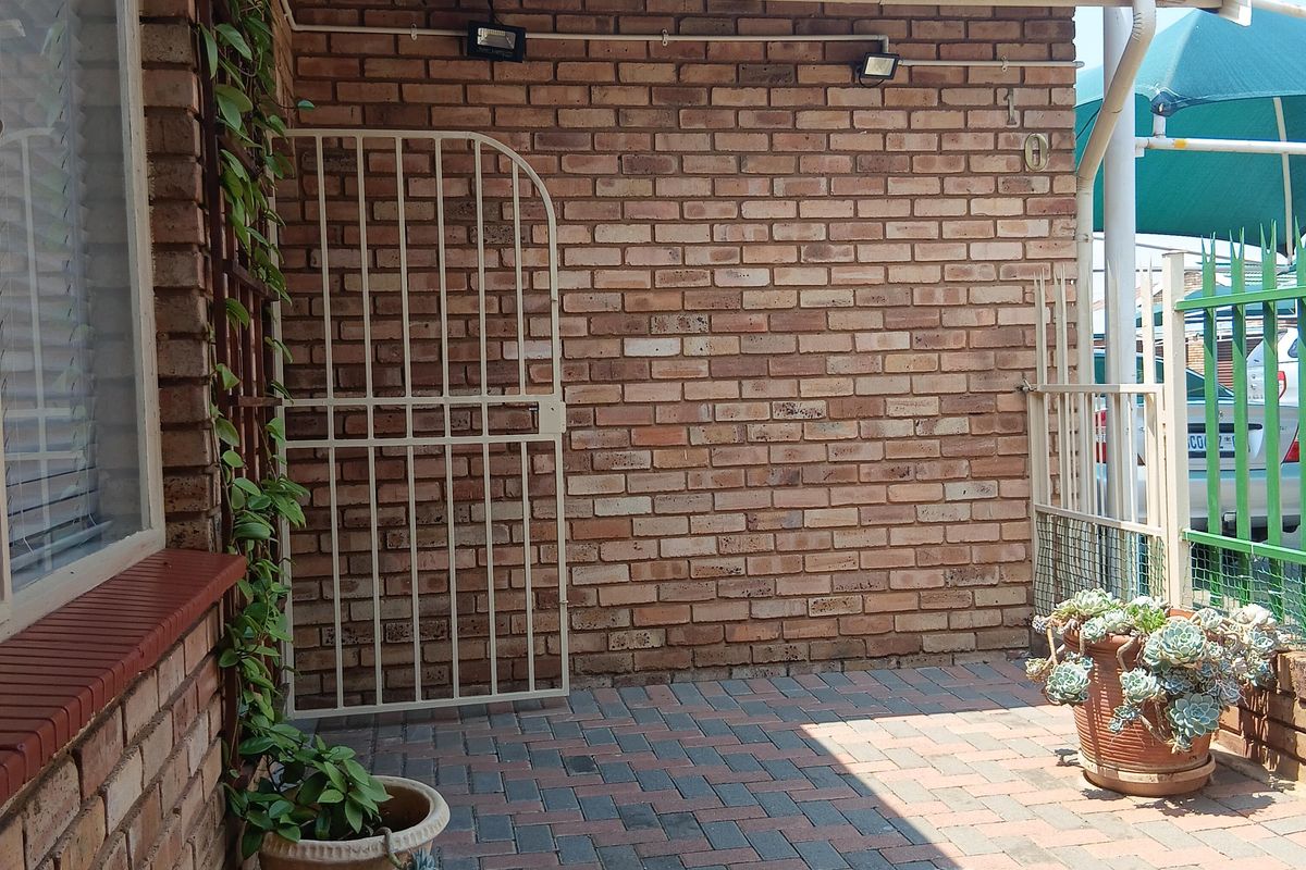 Comfortable 3 Bedroom Townhouse in a Well-Kept Complex - Photo 3